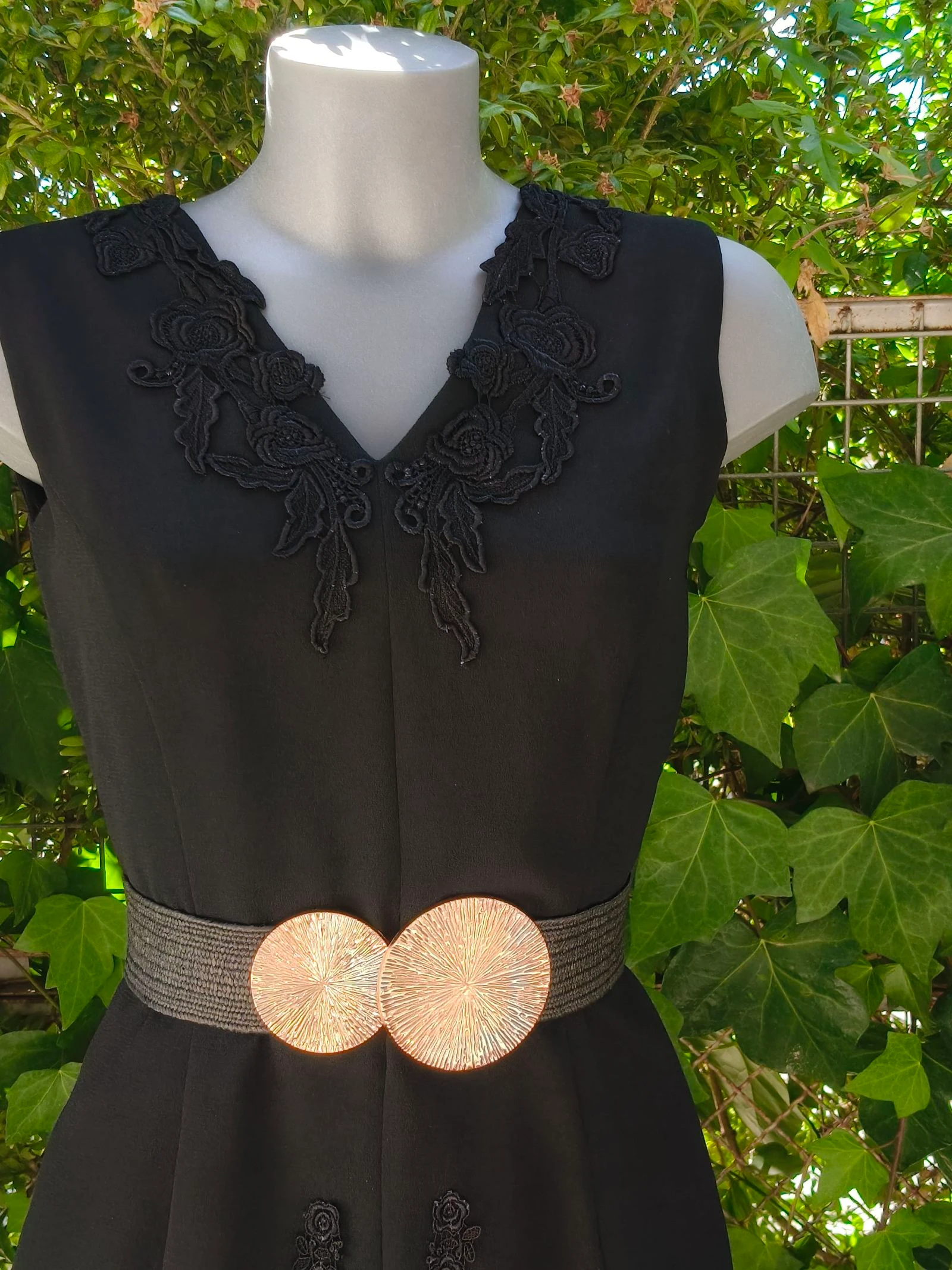 Vestido curto preto "Rosas Rojas" com guipur e gaze – photo 4